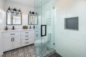 Stilrena duschdörrar till din badrumsrenovering