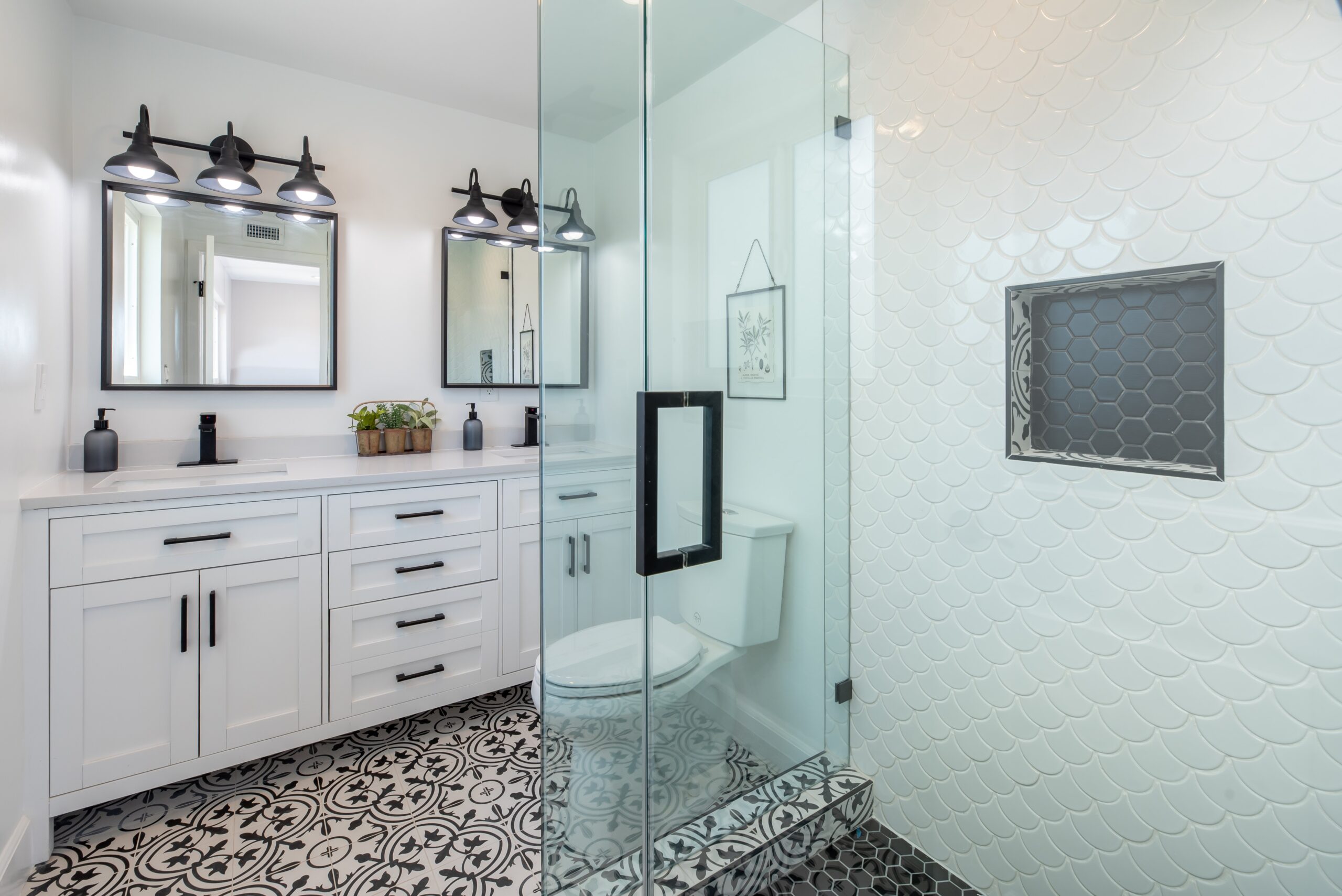 Bilden visar badrum med innedörrar i glas. Du kan måttbeställa duschväggar och måttbeställa duschdörrar och enkelt skapa egna duschörnor i ditt badrum eller relaxavdelning.