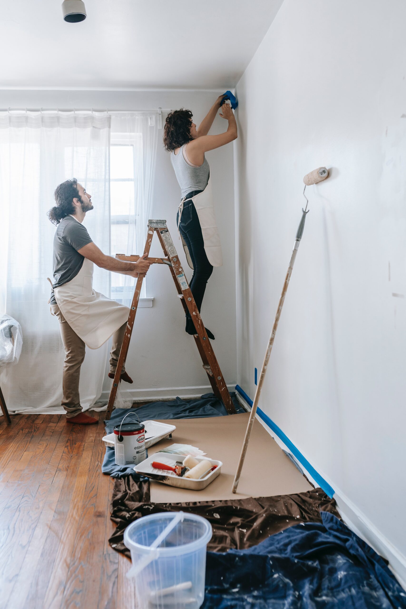 Bilden visar ett rum som målas eller tapetseras om. Stuckaturer kan skapa snygga inslag även i nyare byggnader och skapa en mer tidlös inredning.