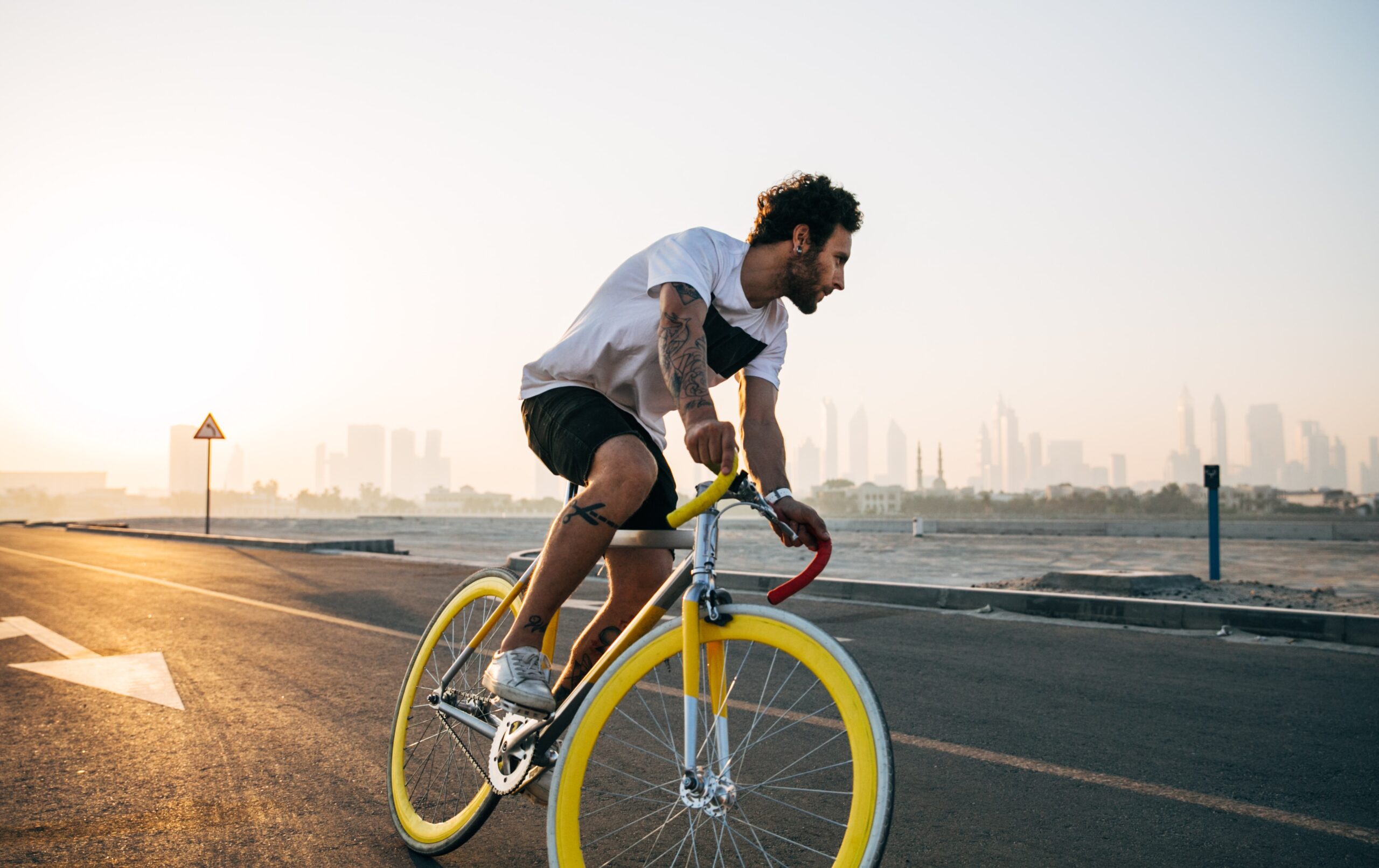 Bilden visar en person som cyklar. Cykelparkering med ett fristående cykelställ skapar ordning i cykelrummet eller på cykelparkeringen.