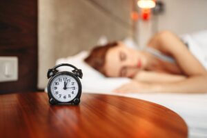 Hur kan en Väckarklocka med Ljus, Ljusterapilampa och Sömnglasögon förbättra din sömnkvalitet och välmående?
