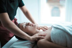 Hur kan probiotisk hudvård och avslappnande massage i Sundsvall ge en harmonisk boost till din hudvårdsrutin?