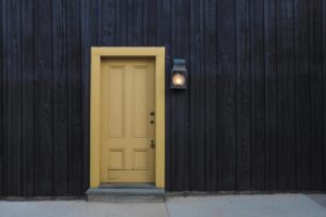 Vilken Dörr Passar Bäst för Ditt Hem? En Guide till Skjutdörrar och Ytterdörrar