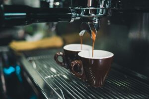 Rengöring av kaffemaskiner: En guide till bättre kaffe och längre livslängd